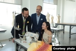 Nick Verreos (kiri) dan David Paul (kanan), keduanya ketua desain fesyen FIDM bersama Illene Martoseno (Courtesy: FIDM)