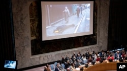 រូបភាព​នៃ​ការ​បំផ្លិចបំផ្លាញ​នៅ​អ៊ុយក្រែន​ត្រូវ​បាន​គេ​បង្ហាញ​លើ​អេក្រង់​ក្នុង​អំឡុង​កិច្ច​ប្រជុំ​របស់​ក្រុមប្រឹក្សា​សន្តិសុខ​អង្គការ​សហប្រជាជាតិ​នៅ​ទី​ក្រុង New York សហរដ្ឋ​អាមេរិក កាល​ពី​ថ្ងៃ​ទី​៥ ខែ​មេសា ឆ្នាំ​២០២២។