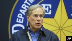 ARCHIVO - El gobernador de Texas, Greg Abbott, habla durante una conferencia de prensa, el 10 de marzo de 2022, en Weslaco, Texas.