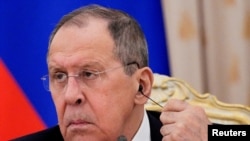 Waziri wa mambo ya nje wa Russia Sergei Lavrov akihudhuria mkutano wa waandishi wa habari baada ya kufanya mazungumzo na wawakilishi wa mataifa ya Kiarabu mjini Moscow, April 4, 2022. Picha ya Reuters
