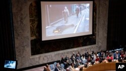 在联合国安理会会议期间播放的乌克兰惨遭战火蹂躏平民陈尸街头的视频。(2022年4月5日)