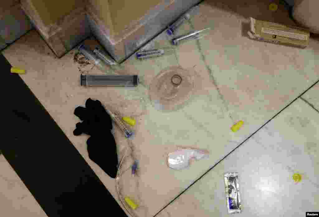 Restos de una atención médica de emergencia en un pasillo del Capitolio. 