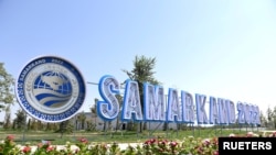 在烏茲別克斯坦城市撒馬爾罕舉行上海合作組織峰會前夕，撒馬爾罕2022年字母雕塑。（路透社照片/烏茲別克斯坦外交部提供）