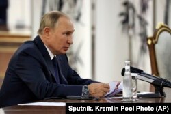 俄罗斯总统普京在乌兹别克斯坦撒马尔罕参加上海合作组织峰会期间与中国领导人习近平举行会谈时讲话。（2022年9月15日）