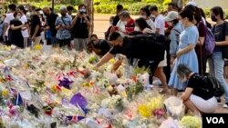 連日來數以千計港人到英國駐港總領事館外獻花悼念英女皇伊利莎伯二世駕崩，出現鮮花如海的景象。（美國之音湯惠芸）