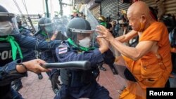 រូបឯកសារ៖ ព្រះសង្ឃមួយអង្គបានប៉ះទង្គិចជាមួយនឹងក្រុមសន្តិសុខបង្ក្រាបកុបកម្ម ក្នុងអំឡុងបាតុកម្មមួយនាកិច្ចប្រជុំកិច្ចប្រជុំ​កិច្ចសហប្រតិបត្តិការ​សេដ្ឋកិច្ច​អាស៊ី​ប៉ាស៊ីហ្វិក ឬ APEC នៅក្បែរវិមានប្រជាធិបតេយ្យ ក្នុងទីក្រុងបាងកក ប្រទេសថៃ កាលពីថ្ងៃទី ១៨ ខែវិច្ឆិកា ឆ្នាំ ២០២២។