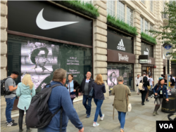 倫敦街頭悼念女王的電子海報