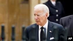 美国总统拜登抵达英国伦敦西敏厅参加英女王伊丽莎白二世的葬礼。（2022年9月19日）