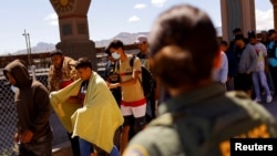 穿越墨西哥邊境進入美國的移民在德克薩斯州被拘留(2022年9月14日）