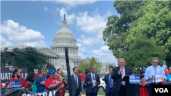 El senador Robert Menéndez y los congresistas Julian Castro, Adriano Espaillat y Raúl Ruíz forman parte de un grupo de al menos 36 legisladores que han firmado una carta para pedir al presidente Joe Biden ampliar el TPS a inmigrantes centroamericanos. [Foto: VOA / Tomás Guevara]
