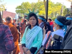 អ្នកស្រី ធិត គឹមហ៊ុន អ្នករៀបចំ​បាតុកម្ម​ស្លៀកពាក់​ជាស្ត្រី​តំណាង​សេរីភាព​ ដើម្បី​ទាមទារ​ឱ្យដោះលែង​កញ្ញា​ សេង ធារី ជា​មេធាវី​ខ្មែរ​អាមេរិកាំង ក្នុង​អំឡុង​បាតុកម្ម​មួយ​នៅ​ខាងក្រៅ​កិច្ចប្រជុំ​មហាសន្និបាត​ទី​៧៧​នៃ​អង្គការ​សហប្រជាជាតិ នៅ​បូរី New York សហរដ្ឋ​អាមេរិក កាល​ពី​ថ្ងៃ​ទី​២៣ ខែ​កញ្ញា ឆ្នាំ​២០២២។ (ម៉ែន គឹមសេង/វីអូអេ)​ ​