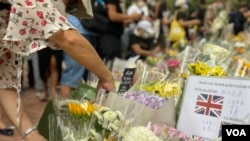 香港市民9月19日英國駐港總領事館最後一日安排悼念英女皇伊利沙伯二世，到領事館外獻花。(美國之音湯惠芸)