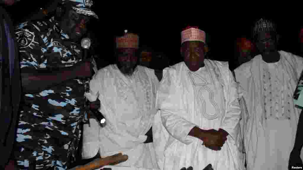 Gwamna Abdullahi Umar Ganduje na Jihar Kano tare da kwamishinan 'yan sandan Jihar Kano, Muhammad Musa Katsina (hagu) suna duba makaman da aka kwace a hannun barayin shanu a Dajin Gomo dake karamar hukumar Sumaila ran litinin 2 Nuwamba, 2015.