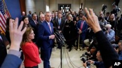 El líder de la minoría de la Cámara de Representantes, Kevin McCarthy, de California, responde las preguntas de los periodistas después de ganar la nominación para presidente de la Cámara el 15 de noviembre de 2022 en el Capitolio de Washington DC.