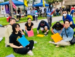 參加聲援活動者製作力撐香港永久連儂牆的標牌。(洛杉磯巴恩斯公園，美國之音2020年10月24日)