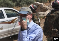 Elchi Robert Ford, Suriyaning ommaviy qabr topilgan Jisr al-Shugur shahrida, 2011-yilning iyuni