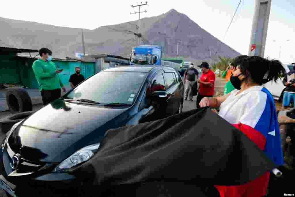 Manifestantes chilenos con banderas negras bloquean las calles mientras participan de la manifestación.