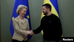 El presidente de Ucrania, Volodymyr Zelenskiy, y la presidenta de la Comisión Europea, Ursula von der Leyen, se dan la mano antes de una reunión, en medio del ataque de Rusia a Ucrania, en Kiev, Ucrania, el 4 de noviembre de 2023. 
