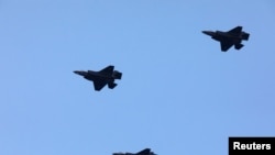 تصویری از سه جنگنده اف-۳۵ نیروی هوایی اسرائیل بر فراز دریای مدیترانه. آرشیو