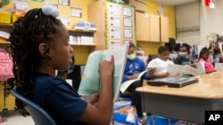 Una estudiante de tercer grado lee al resto de su clase en la Escuela Primaria Beecher Hills, el 19 de agosto de 2022 en Atlanta. AP/Ron Harris.