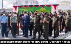 លោក​ ទៀ បាញ់ ​រដ្ឋមន្ត្រី​ក្រសួង​ការពារ​ជាតិ (ស្តាំ) ​និងលោក ​វ៉ាង វិនធាន​ (Wang Wentian) ឯកអគ្គរដ្ឋទូត​ចិន​ប្រចាំ​កម្ពុជា ​ក្នុងពិធី​ផ្ទេរ​ និង​ប្រគល់​រថយន្តទំនើប១៥០​គ្រឿង ​សម្ភារៈ​ប្រើ​ប្រាស់​ក្នុង​ការងារ​យោធា ​ដូច​ជា​សម្ភារៈ​ការិយាល័យ ​វិទ្យុ​ទាក់​ទង​ជាដើម​ ដែល​ជា​ជំនួយ​ឥត​សំណង​ពី​ក្រសួង​ការពារ​ប្រទេស​ចិន​ដល់​ក្រសួង​ការពារ​ជាតិ​កម្ពុជា កាល​ពីថ្ងៃ​ទី១ ​ខែ​កញ្ញា​ ឆ្នាំ​២០២២ ​នៅ​វិមាន​ឈ្នះឈ្នះ ​ក្នុង​រាជធានី​ភ្នំពេញ។ (Facebook/General TEA Banh)