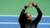 La star américaine du tennis Serena Williams fait un signe du cœur à ses fans après avoir perdu contre l'Australienne Ajla Tomljanovic, lors du troisième tour de l'US Open de tennis, le 2 septembre 2022, à New York.
