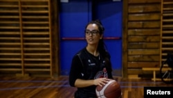Nilofar Bayat es la primera deportista afgana en jugar en un equipo mixto de baloncesto.
