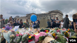 白金漢宮前堆滿了獻給女王的鮮花