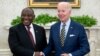 Presidente da África do Sul, Cyril Ramaphosa (dir) e Presidente dos Estados Unidos, Joe Biden apertam as mãos na Sala Oval da Casa Branca, em Washington DC. 16 setembro 2022