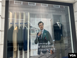 倫敦某高級成衣店的海報，上面寫著“New Season. New Tradition.” (新的季節，新的傳統)