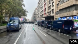Pripadnici Policije ispred zgrade Borbe, u centru Beograda, 17. septembra 2022. (Foto: VOA/Rade Ranković)