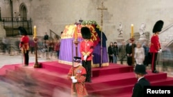 Jeneza la hayati Malkia Elizabeth wa Uingereza likiwa katika Ukumbi wa Westminster, London, Uingereza.