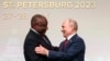 ARCHIVO - El presidente sudafricano Cyril Ramaphosa, a la izquierda, y el mandatario ruso Vladímir Putin se saludan antes de una ceremonia oficial para recibir a los jefes de las delegaciones para la Cumbre Rusia-Africa, el jueves 27 de julio de 2023, en San Petersburgo, Rusia. 