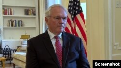 Ambasador SAD u Beogradu Kristofer Hil tokom intervjua za Glas Amerike, 1. maj 2022.