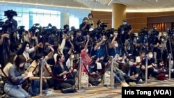 《港版國安法》實施接近兩年，有資深香港記者表示，新聞工作者面對最大的挑戰，是國安法的紅線無法說清，記者無所適從下容易自我審查。(美國之音 湯惠芸)