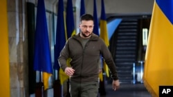 ARCHIVO - El presidente ucraniano Volodymyr Zelenskyy camina el sábado 23 de abril de 2022 antes de comenzar una conferencia de prensa en el metro bajo una plaza central en Kiev, Ucrania. (AP Foto/Efrem Lukatsky)