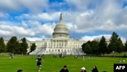 Watu wakiwa kwenye bustani karibu na jengo la bunge ya Marekani