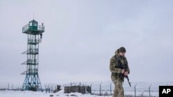 រូប​ឯកសារ៖ ទាហាន​​យាម​ព្រំដែន​ម្នាក់​របស់​អ៊ុយក្រែន​ដើរ​ល្បាត​ព្រំដែន​ជាមួយ​រុស្ស៊ី​​នៅ​មិន​​ឆ្ងាយ​ប៉ុន្មាន​ពី​ភូមិ Hoptivka ក្នុង​ប្រទេស​អ៊ុយក្រែន កាល​ពី​ថ្ងៃ​ទី​២ ខែ​កុម្ភៈ ឆ្នាំ​២០២២។