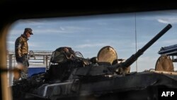 Một chiến binh Ukraine đứng trên xe tăng ở Kharkiv, ngày 9/9/2022.