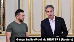 Waziri wa Mambo ya Nje Antony Blinken akiwa na Rais wa Ukraine Volodymyr Zelenskyy, nchini Ukraine.