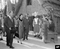 Recorrido de la reina Isabel II por el poblado de Jamestown, en Virginia, el 16 de octubre de 1957. Ese fue el primer asentamiento y la fundación de la corona británica en la antigua Colonia de Virginia en la costa este de Estados Unidos.