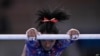 Simone Biles, de Estados Unidos, se ejercita en las barras asimétricas durante las calificaciones de gimnasia artística femenina en los Juegos Olímpicos de Tokio, el 25 de julio de 2021, en Tokio.