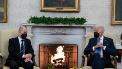 El presidente Joe Biden (der) conversa durante una reunión con el canciller alemán Olaf Scholz, en la Casa Blanca, en Washington, el 7 de febrero de 2022.