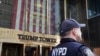 Un oficial de policía custodia frente a la Trump Tower, en la ciudad de Nueva York, el 22 de marzo de 2023, días después de que se publicara un mensaje en la cuenta de Truth Social del expresidente de Estados Unidos, Donald Trump, en el que afirmaba que esperaba ser arrestado.