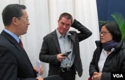 2010年，时任路透社记者的储百亮(中)和时任美国之音记者的何宗安(右)与中国外交部官员马朝旭交谈。(美国之音张楠拍摄)