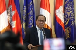 លោក ផៃ ស៊ីផាន អ្នកនាំពាក្យរបស់រដ្ឋាភិបាល ថ្លែងនៅក្នុងសន្និសីទសារព័ត៌មាន នៅទីស្តីការគណៈរដ្ឋមន្រ្តី កាលពីថ្ងៃទី៥ ខែកក្កដា ឆ្នាំ២០១៩។ (ស៊ុន ណារិន/VOA Khmer)