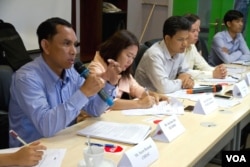 ​លោក​ អំ សំអាត​ អ្នក​សម្របសម្រួល​បច្ចេកទេស​នៃ​អង្គការ​សិទ្ធិមនុស្ស​លីកាដូ (ឆ្វេង) ​ថ្លែង​នៅ​ក្នុង​សន្និសីទព័ត៌មាន​អំពី​យុទ្ធនាការ«ឈប់​និង​ពិគ្រោះ​យោបល់​លើ​ច្បាប់ស្តី​ពី​សមាគម​និង​អង្គការ​មិនមែន​រដ្ឋាភិ​បាល» កាល​ពី​ថ្ងៃ​ច័ន្ទ​ទី​៤ ខែ​ឧសភា ឆ្នាំ​២០១៥។