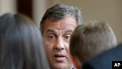 El gobernador de Nueva Jersey, Chris Christie criticó que el gobierno no exija estatus legal a las personas que se hacen cargo de los niños.