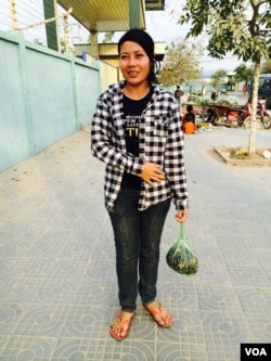 កម្មករ​រោងចក្រ​ទិញ​ម្ហូប​អាហារ​នៅ​តាម ផ្លូវ​វេងស្រេង​ក្រោយ​ម៉ោង​ធ្វើការ។