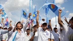 រូបឯកសារ៖ ក្រុម​អ្នក​គាំទ្រ​គណបក្សសង្រ្គោះជាតិ​នាំ​គ្នា​កាន់​ទង់​គណបក្ស​នេះ និង​ដើរ​ដង្ហែ​ក្បួន​ឃោសនា​បោះឆ្នោត កាលពីថ្ងៃទី០២ ខែមិថុនា ២០១៧ ក្នុងរាជធានីភ្នំពេញ។ (ខាន់ សុគុំមនោ/វីអូអេ)